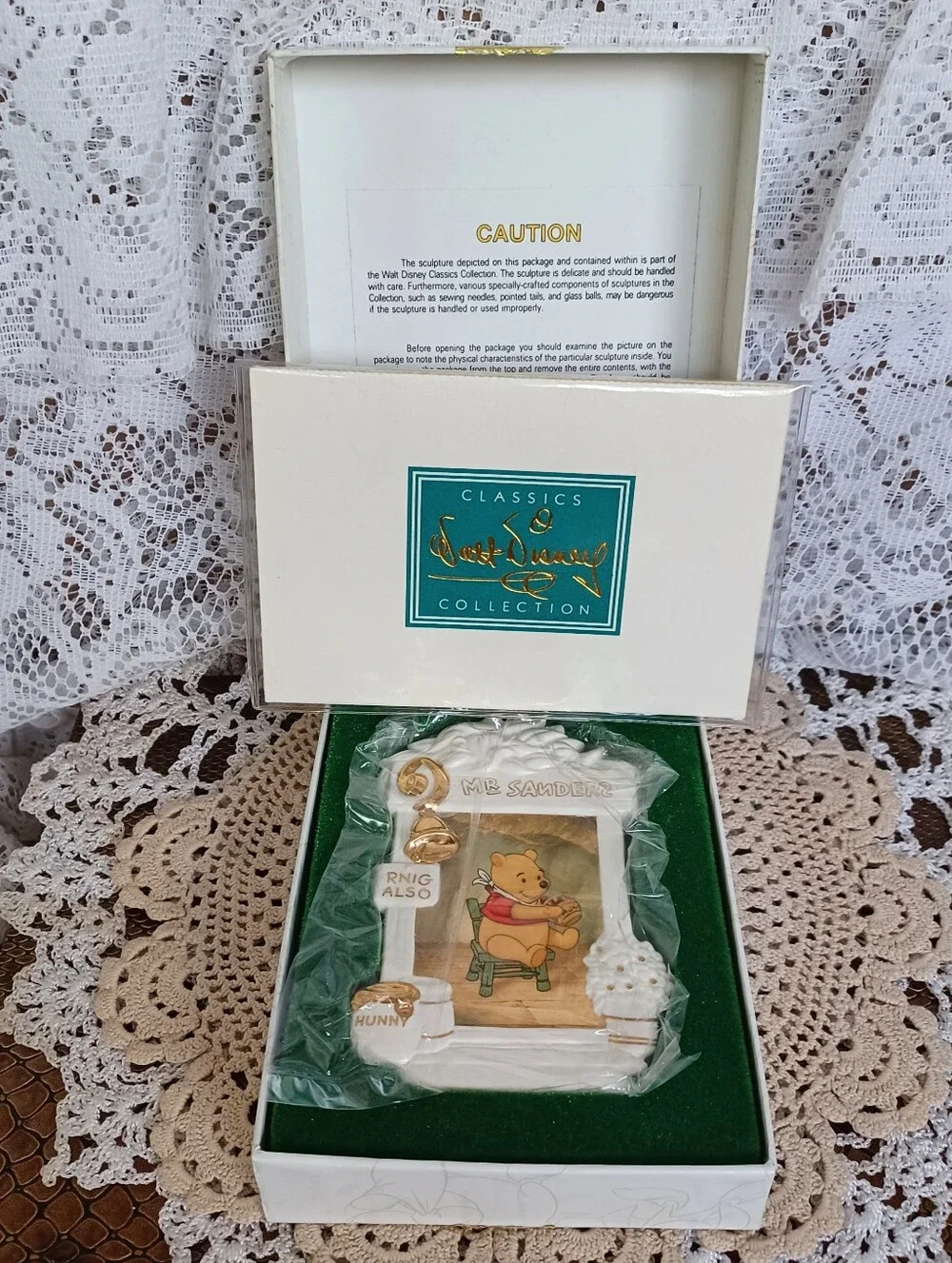 VINTAGE 1996 HOLIDAY ORNAMENT WINNIE THE POOH AND THE HONEY TREE IN ORIGINAL BOX